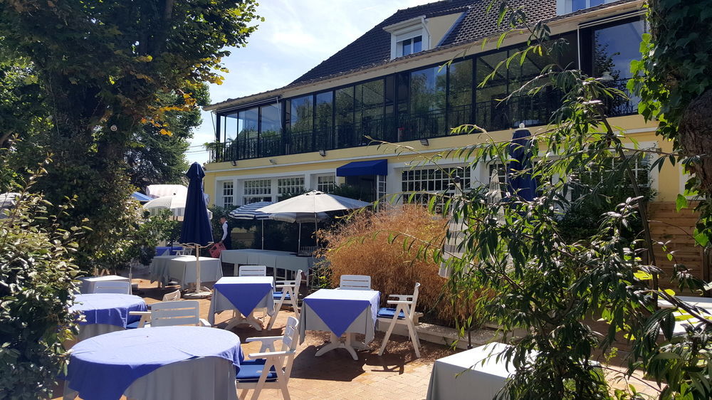 Logis - Hotel & Restaurant Le Gonfalon Germigny-l'Eveque Екстер'єр фото